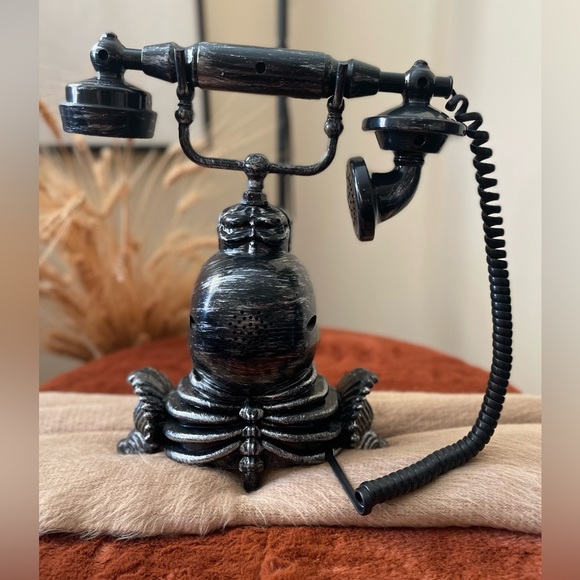 ✨S O L D✨ ➖🎃Halloween Black Spooky Talking Skull Phone-Glowing Spinning Eyes - Picture 7 of 8